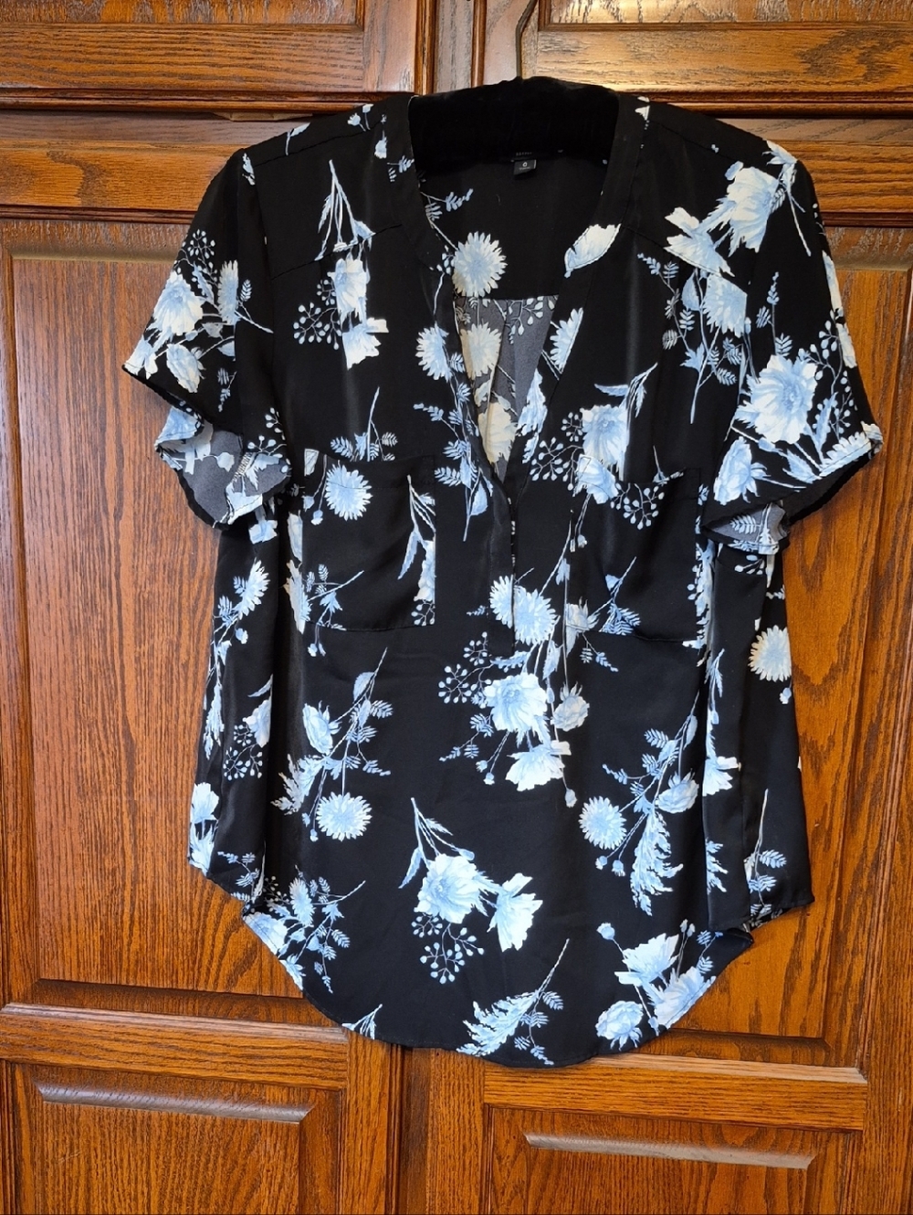 torrid Black V-Neck Short Sleeve Floral Blouse with Light Blue Print